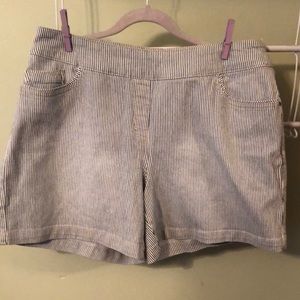 Westbound sz 16 blue and white striped shorts
